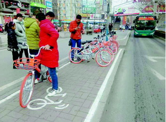 集中停放在白線區(qū)域外的市政道路邊也是可以的。生活日報 記者 吳永功 攝