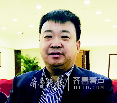 省人大代表、高密市闞家鎮(zhèn)松 興屯村黨支部書記徐林收： 村民全部住進嶄新的“別墅”， 其實沒有什么秘訣，黨支部在村里 成立了合作社，通過土地流轉和大 棚種植，讓全村1600畝土地實現(xiàn)了 100%流轉，而流轉的土地則100%種 上了大棚。