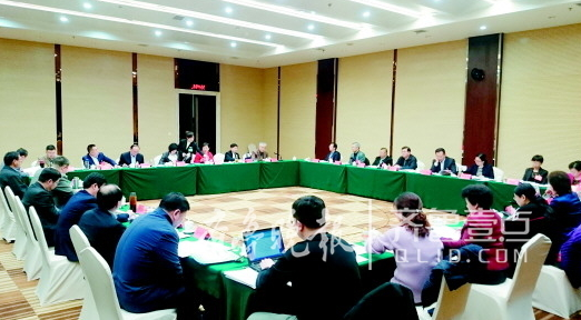 2月5日，省政协第二十三组医药卫生界分组讨论现场。 本报记者 王小蒙 摄