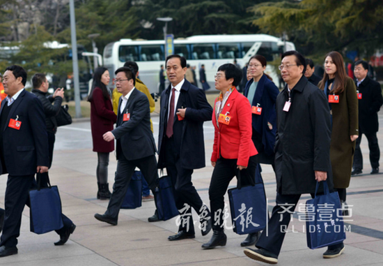 6日,省十二屆人大六次會議開幕,圖為人大代表和政協委員步入會場。齊魯晚報·齊魯壹點 記者 陳文進 攝