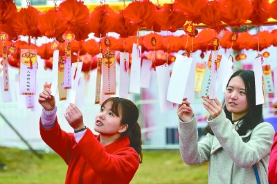 猜灯谜,抽大奖 展厅布置灯笼灯谜,客户答对谜底可参与抽奖,最高可