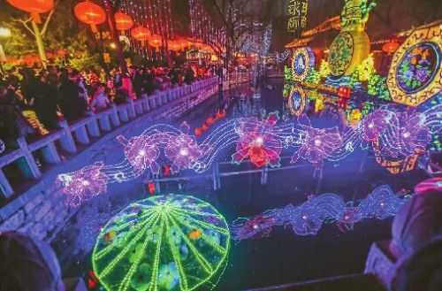 11日(正月十五),市民來到趵突泉畔欣賞花燈。 記者黃中明 攝
