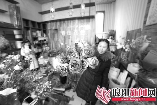 花店工作人員正在展示今年流行的炫彩玫瑰