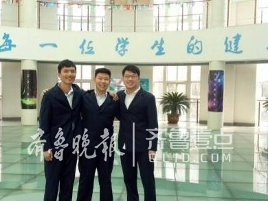三名学生从左到右依次为陈麟鑫、李泽阳、郑义。