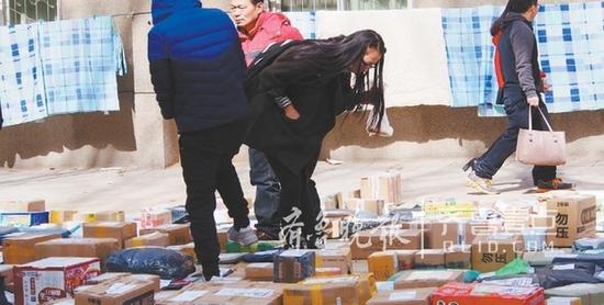 2月20日中午,山师校园内快递工作人员冒着寒风分发大量快件。齐鲁晚报·齐鲁壹点 记者周青先摄