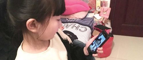 玹玹每天都要和媽媽進行視頻。齊魯晚報記者李曉東攝