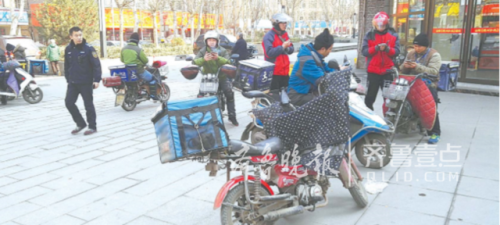 城管執(zhí)法人員到達(dá)現(xiàn)場(chǎng)時(shí),不少外賣小哥正在門口等訂單。