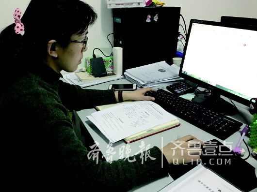 劉娜正在錄入入戶情況。