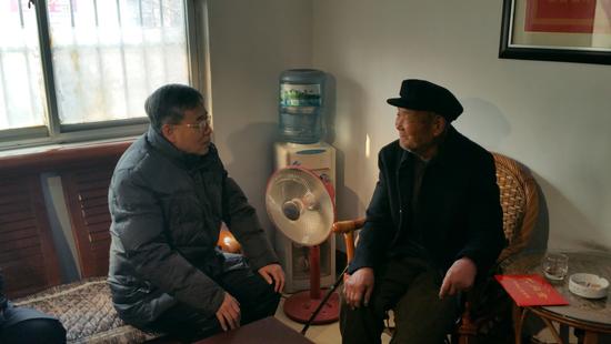 郭树清走访建国前老党员、离休干部邢化清。