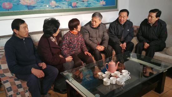 郭树清在淄博走访慰问残疾人家庭。