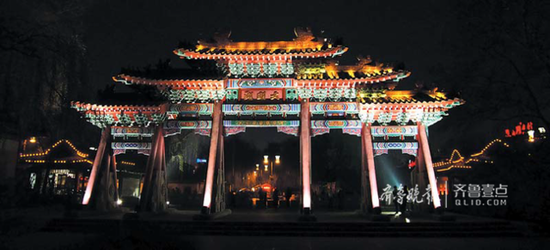 大明湖夜景美如画,打造“泉城夜宴”,让城市夜晚亮起来。齐鲁晚报·齐鲁壹点记者 周青先 摄