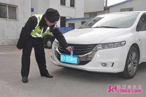 民警拿磁鐵片號碼比對號牌