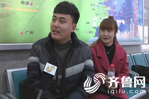 候車乘客接受記者采訪