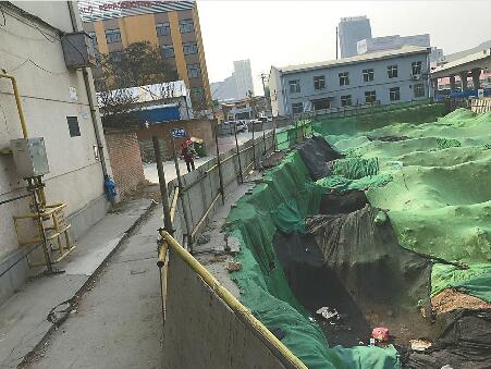 大坑距離居民樓最窄處不足2米 記者劉杰攝