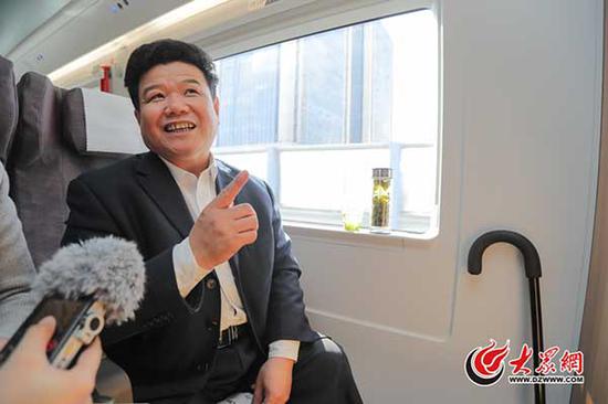 3月2日下午,赴京列車上,全國人大代表、山東省淄博原山集團董事長、淄博市原山林場黨委書記孫建博接受大眾網記者采訪。大眾網特派記者 王長坤 攝