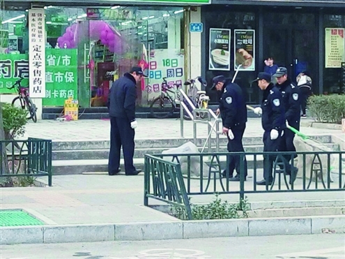 昨天，警方在濟南街頭巡查違規犬只記者劉云鶴攝