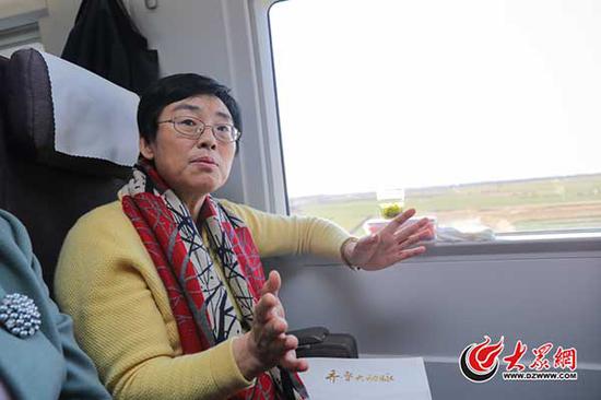 3月2日下午,在赴京列車上,全國人大代表、山東濟寧市人大常委會副主任、九三學社濟寧市委主委陳穎接受大眾網記者采訪。大眾網特派記者 王長坤 攝