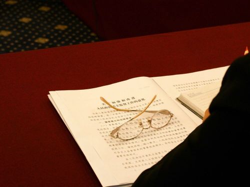 现场委员们认真学习、热烈讨论。
