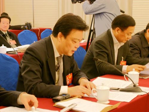 北京市政协主席吉林坦言今年委员们更关注养老、家政这类的民生问题。