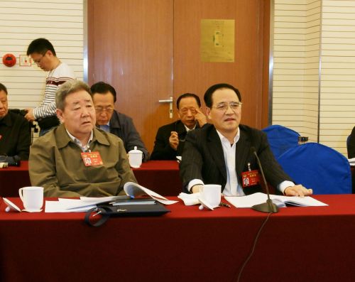 宁夏政协主席齐同生(图左)感慨两年前的提案变为现实。