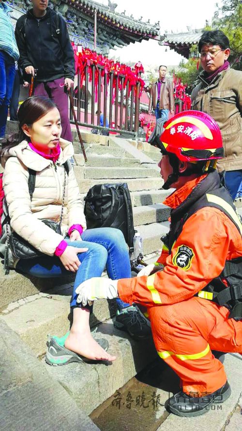 消防官兵正在詢問游客的傷情
