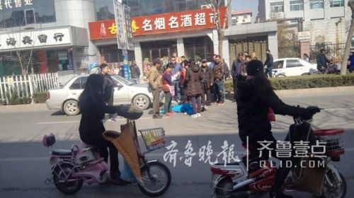 (众人形成人墙,防止过路车辆造成二次伤害)