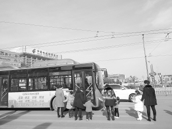 沒(méi)裝抓拍電子眼的趵突泉東門(mén)附近斑馬線，行人需要避讓機(jī)動(dòng)車。生活日?qǐng)?bào) 首席記者 吳永功 攝