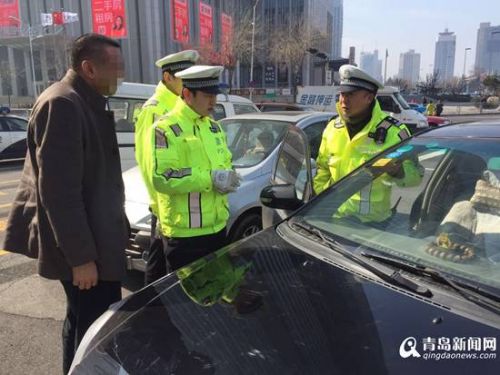民警检查涉嫌违法车辆