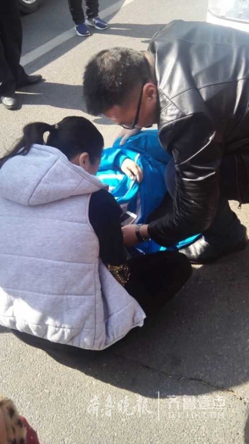 (孩子母亲赶到后情绪近乎失控,在现场不断焦急的拨打家人电话)
