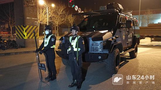 山东省公安厅从聊城调来特警异地执法，并配备警用装甲车及防爆枪