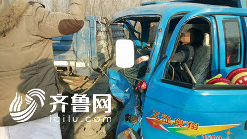 三車相撞，三輪車司機被卡在駕駛室