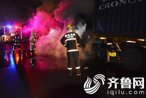 消防奋力灭火