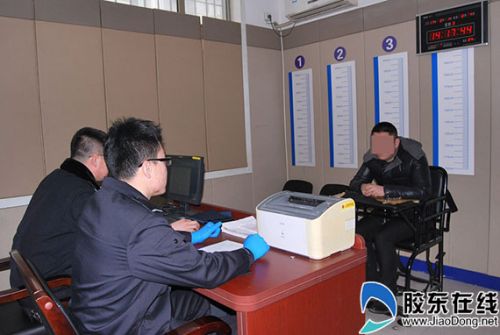 烟台芝罘区分局世回尧派出所民警对贾某进行询问