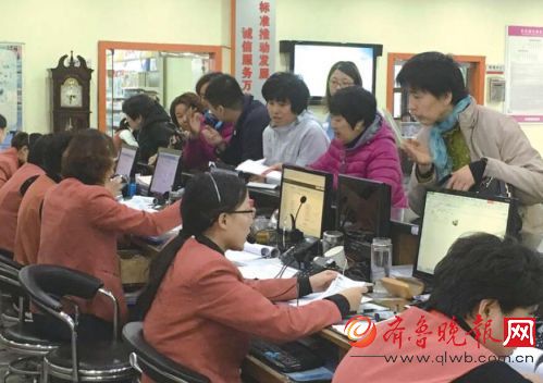 10月27日下午4點左右,在某家政公司服務大廳,不少市民在咨詢預訂月嫂。齊魯晚報記者 陳曉麗 攝
