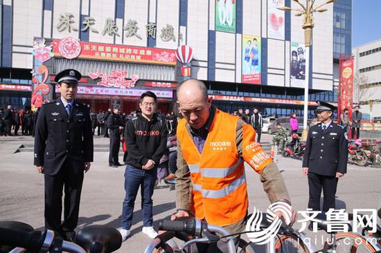 成為摩拜單車(chē)的秩序維護(hù)員后,老李立刻開(kāi)始了工作