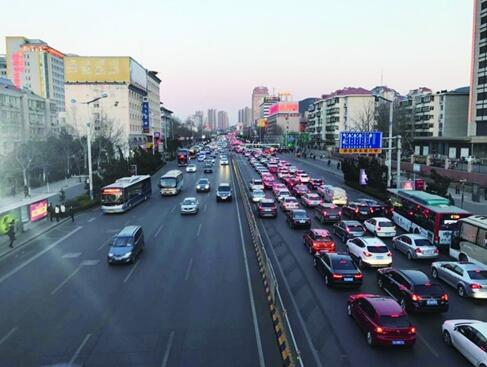 經十路自改造拓寬后,一直成為濟南城市工作、生活的重要走廊 記者高玲攝