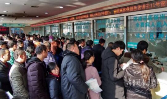 济南一大型公立医院住院收费处挤满了人。齐鲁晚报·齐鲁壹点记者 周青先摄