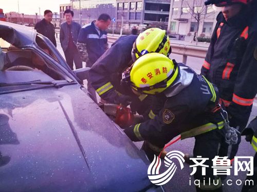 消防官兵對轎車駕駛室進行破拆