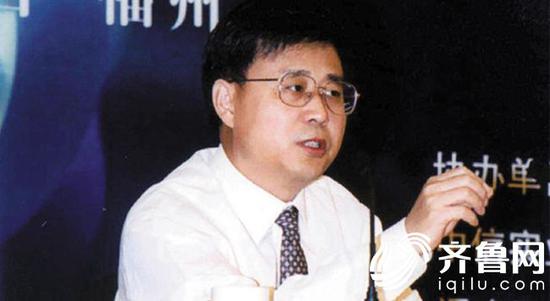 郭树清不仅是一名官员,也是一名学者,有着浓厚的书生气质。
图为2002年任人民银行副行长兼外汇局局长的郭树清。