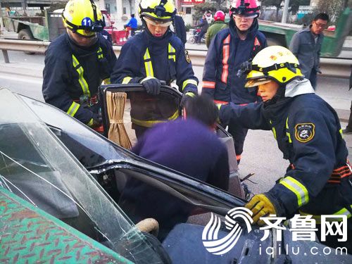 被困駕駛室的司機被救出
