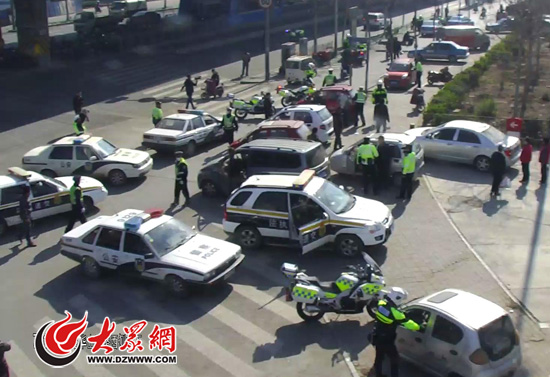 交警、交通局執法人員迅速包圍路口并控制違法營運駕駛人