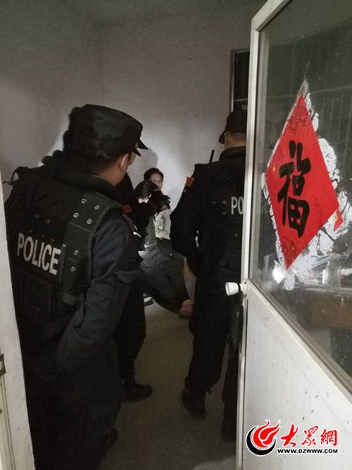 執(zhí)法人員對(duì)成武旺泰飼料有限公司進(jìn)行查處