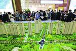 青岛限购政策出台。图为青岛市民在一楼盘看房(资料片)