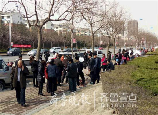 不少市民正在排隊領取第二天的叫號順序。齊魯晚報·齊魯壹點 記者 時培磊 攝