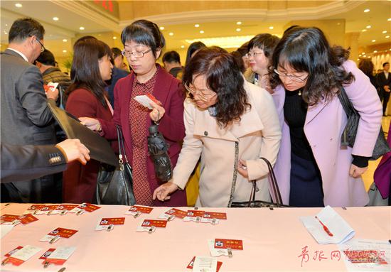 参加青岛市第十二次党代会的代表陆续来到府新大厦报到