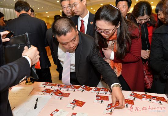 参加青岛市第十二次党代会的代表陆续来到府新大厦报到