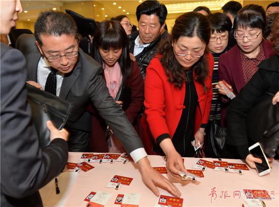 參加青島市第十二次黨代會的代表陸續(xù)來到府新大廈報到