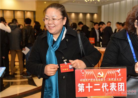 參加青島市第十二次黨代會的代表陸續(xù)來到府新大廈報到