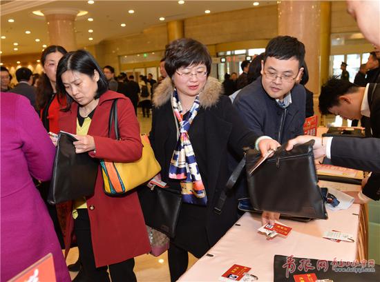 參加青島市第十二次黨代會的代表陸續(xù)來到府新大廈報到