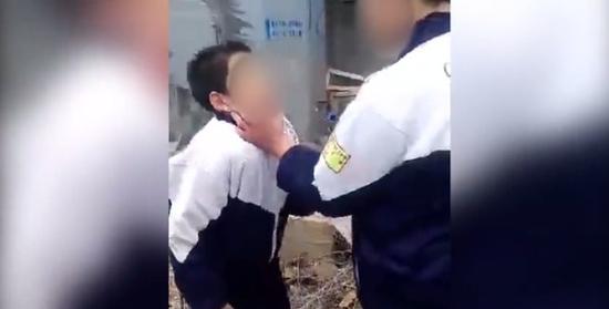 山东4学生围殴同学逼其下跪手抓大便 警方介入